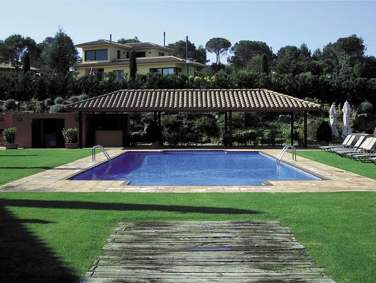 Apartahotel Suites Vila Birdie Navata