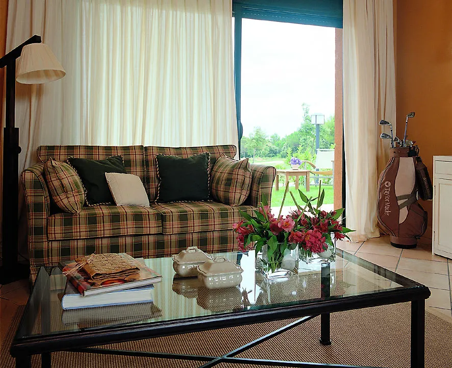 Apartahotel Suites Vila Birdie Navata 4*,