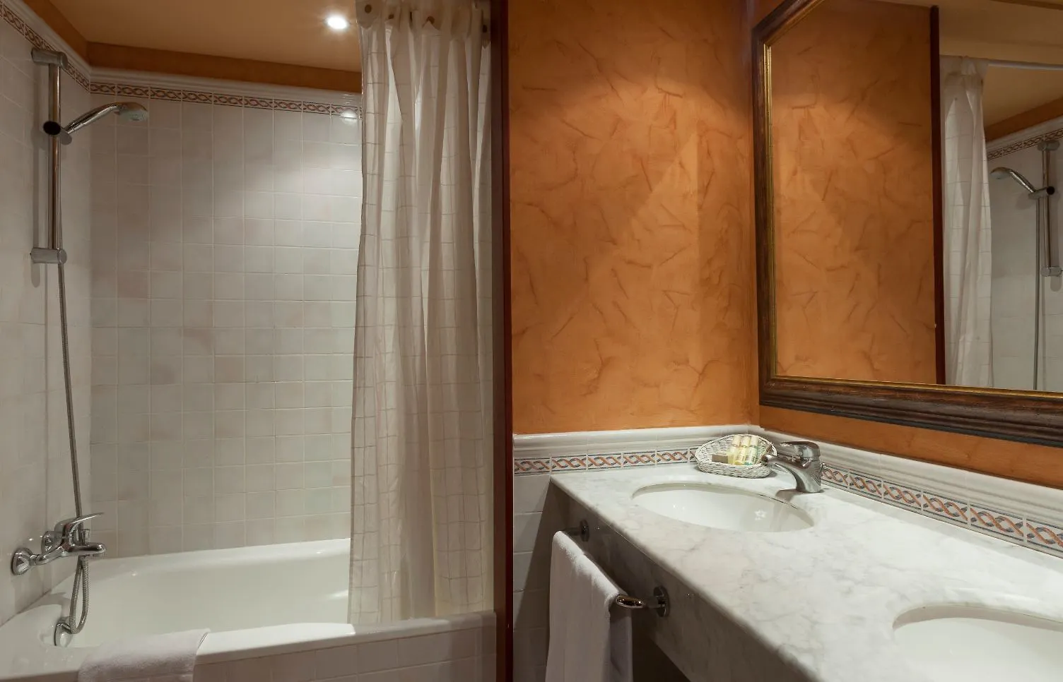 Apartahotel Suites Vila Birdie Navata España