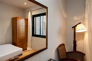 Apartahotel Suites Vila Birdie Navata Spanje